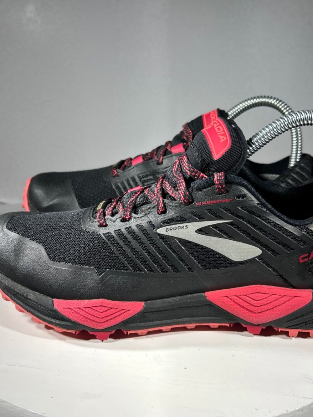 Brooks Cascadia 13 Womens Trail Running Shoes Size 6.5 Black Red Hiking Sneakers